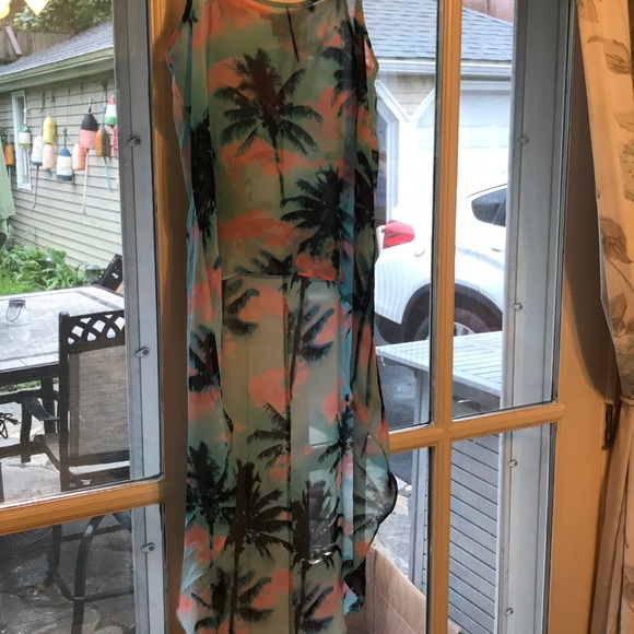 Woman’s light beach dress - Picture 2 of 4